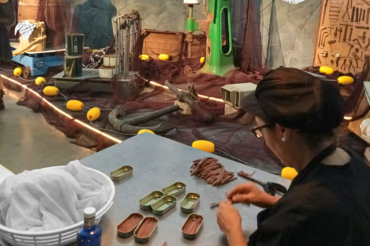 Elaboracion anchoas en el Museo de Santoña